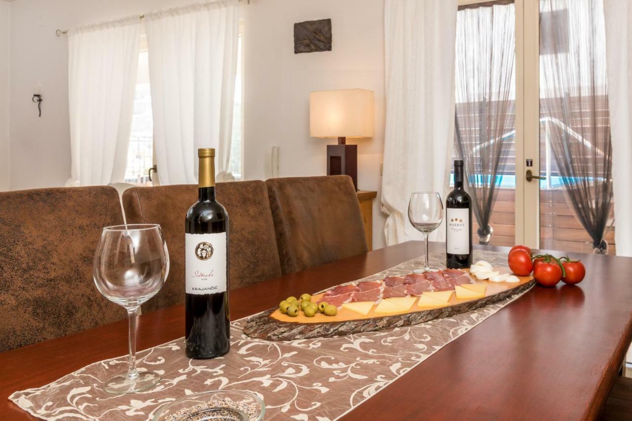Holiday Home Harmony Zrnovnica Bagian luar foto